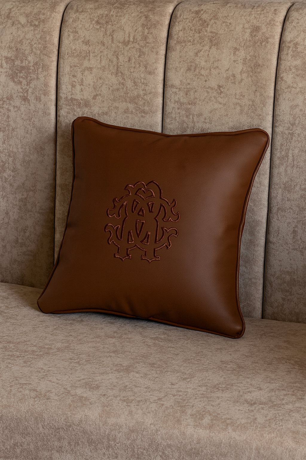 Coussin Marron Élégance en Cuir – Coussin Maroc
