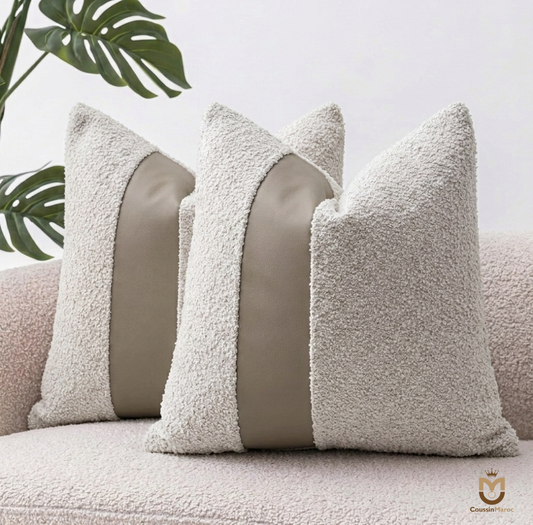 Coussin Bi-Matière Bouclée Crème & Bande Cuir Taupe – Style Épuré & Cosy