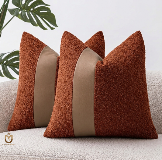 Coussin Décoratif Bi-Matière Bouclée Terracotta & Bande Cuir – Design Moderne