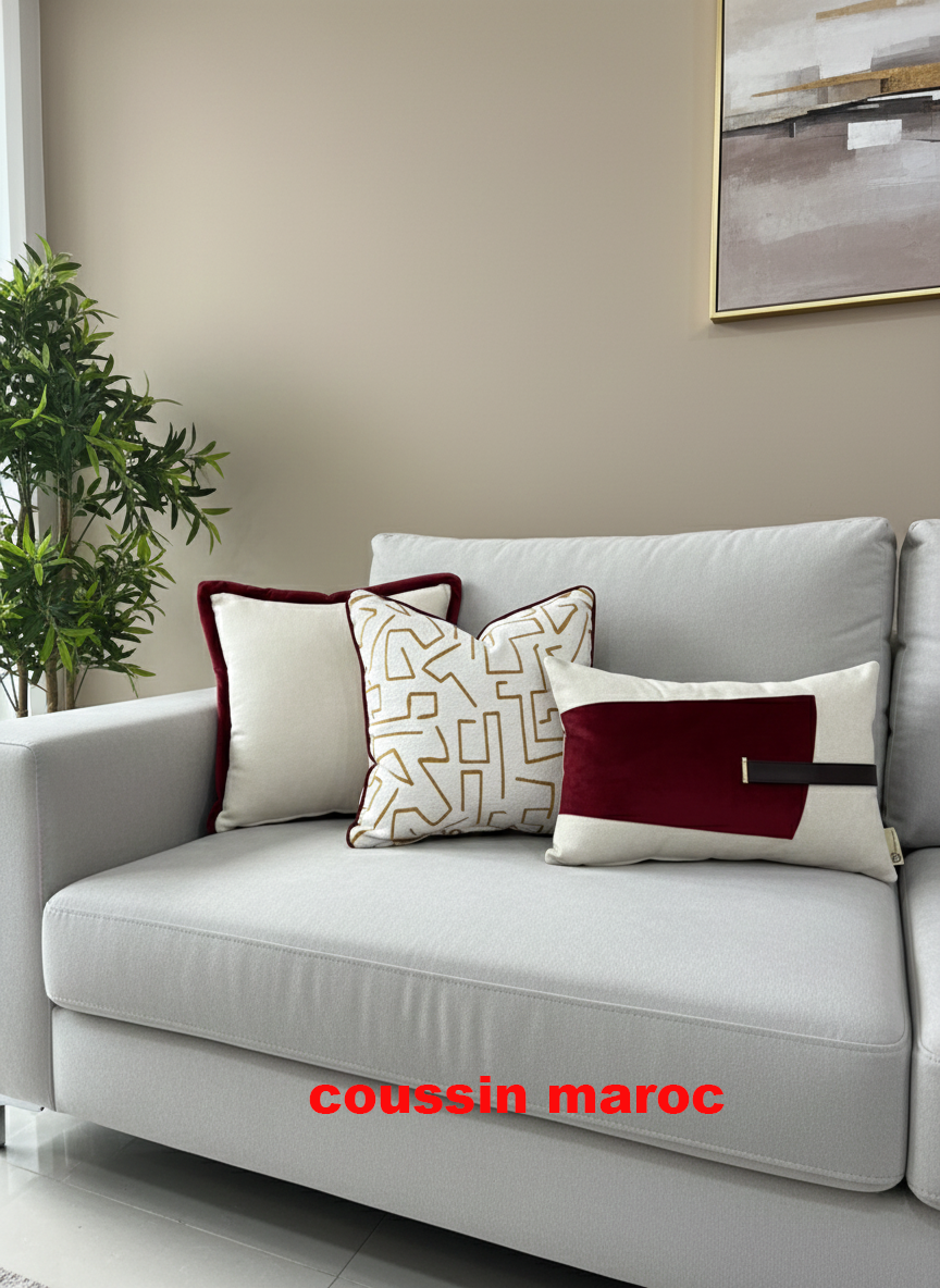 Coussin Décoratif Marocain Moderne – Velours Bordeaux & Motif Berbère