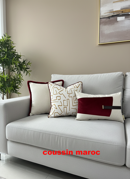 Coussin Décoratif Marocain Moderne – Velours Bordeaux & Motif Berbère