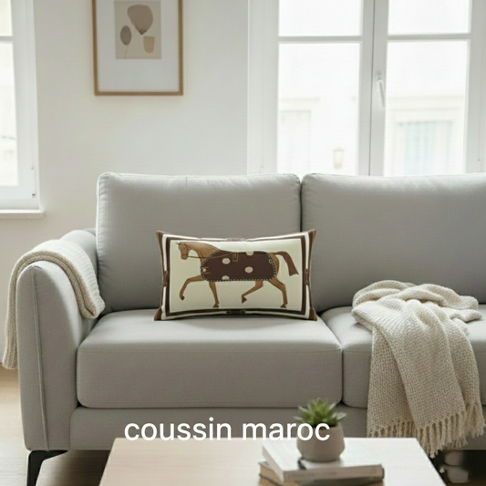 Coussin décoratif marocain – Motif cheval marron – Style artisanal
